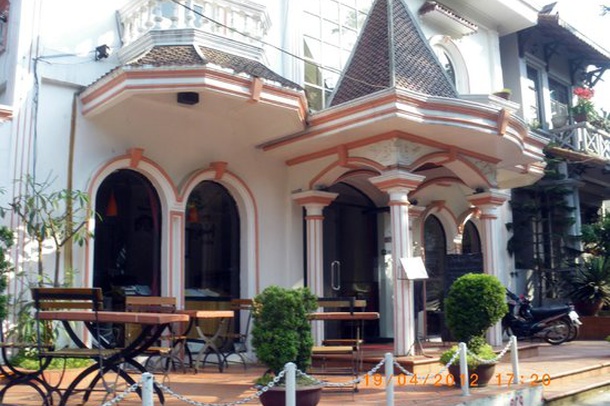 Baguette & Chocolate Café